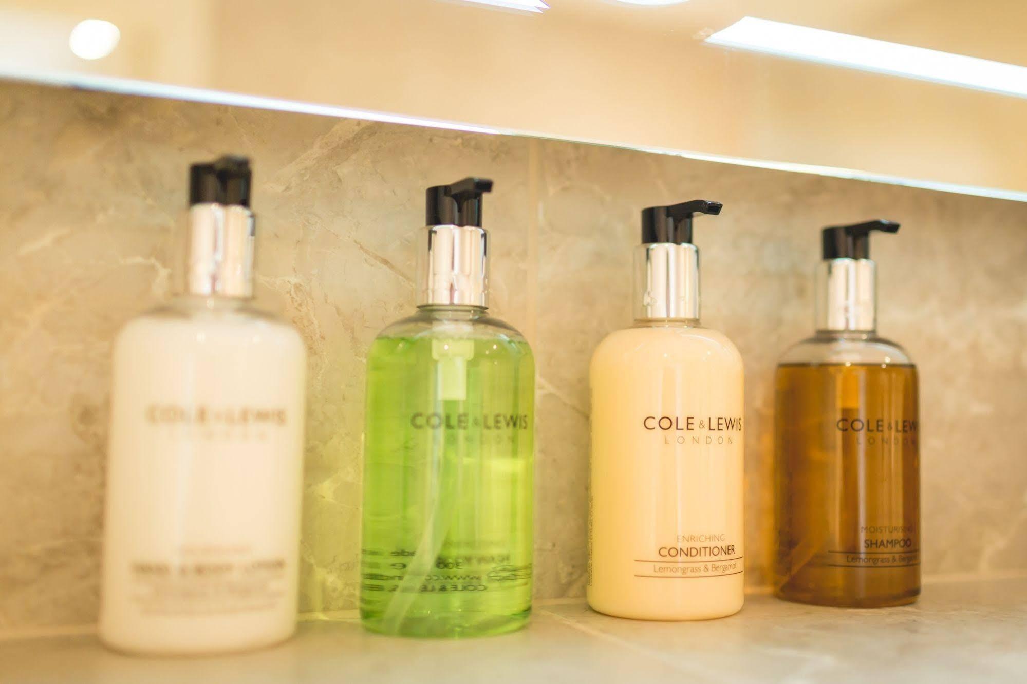 The Bower Inn Bridgwater Eksteriør bilde A selection of toiletries