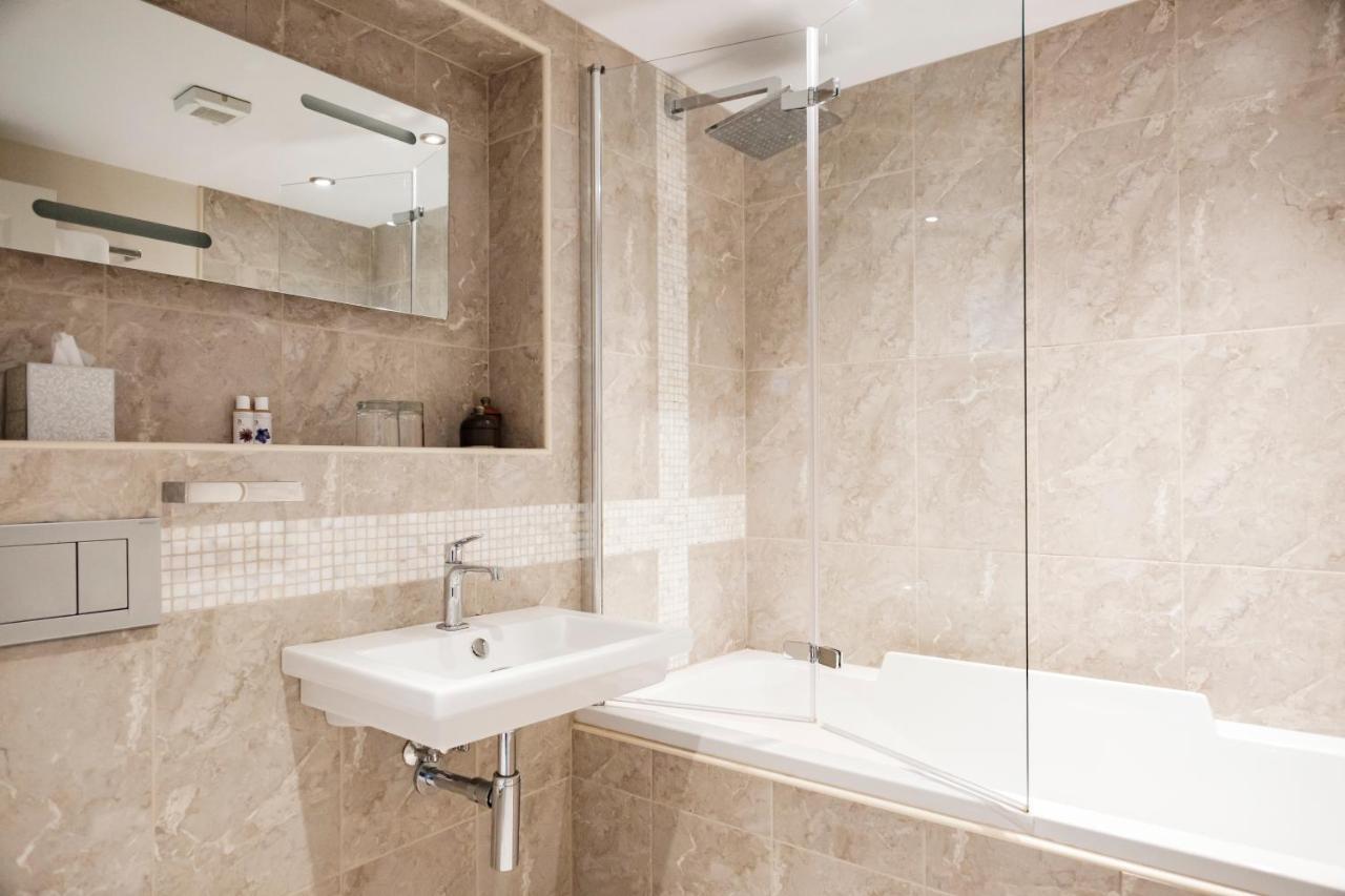 The Bower Inn Bridgwater Eksteriør bilde Bathroom with shower screen