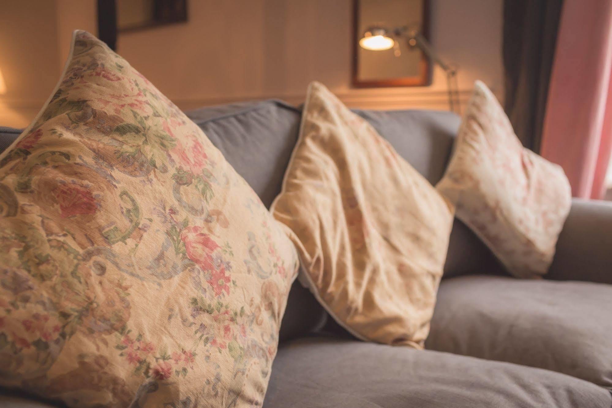 The Bower Inn Bridgwater Eksteriør bilde Cushions on a sofa