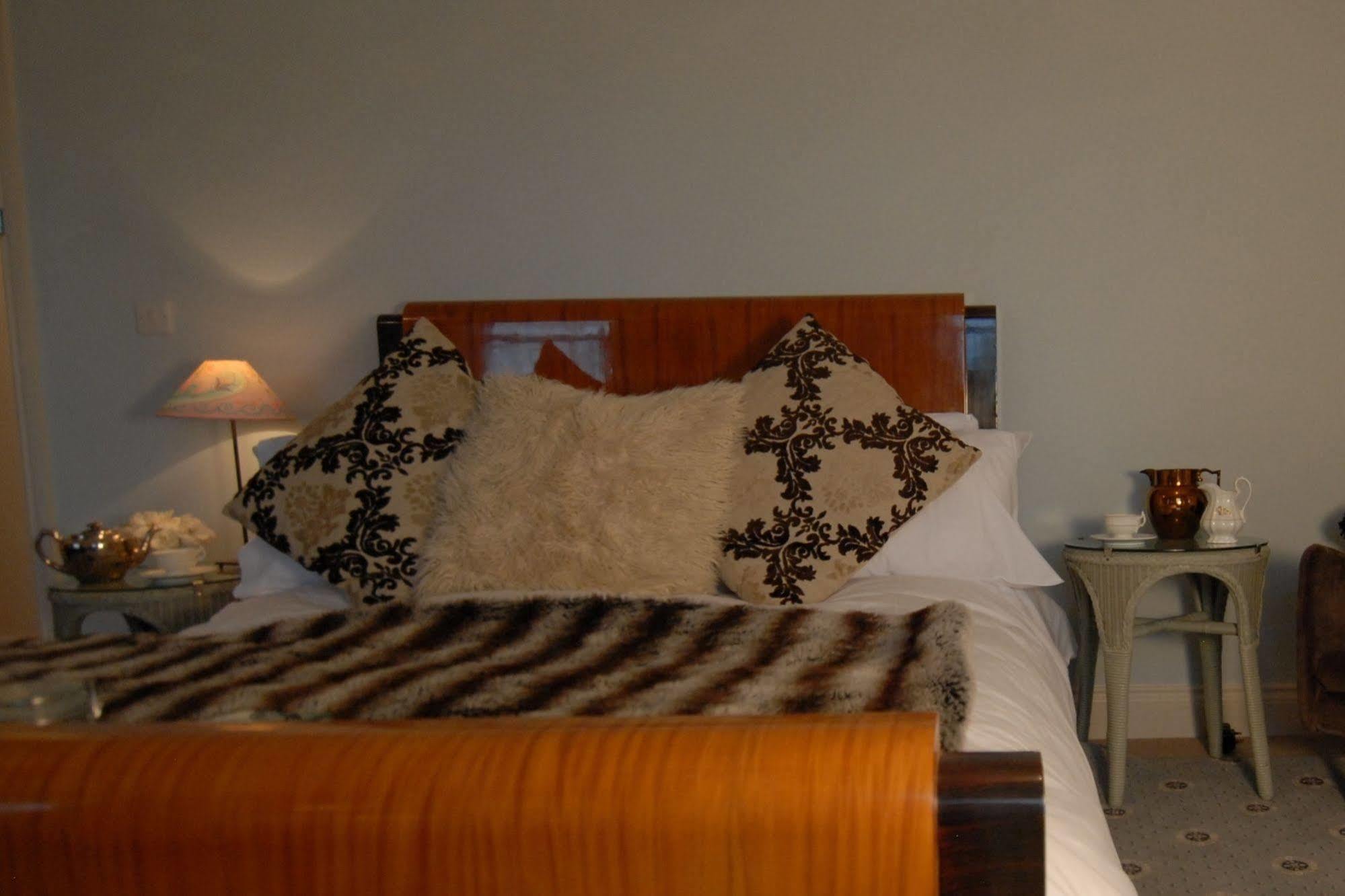 The Bower Inn Bridgwater Eksteriør bilde A bed with a mink throw